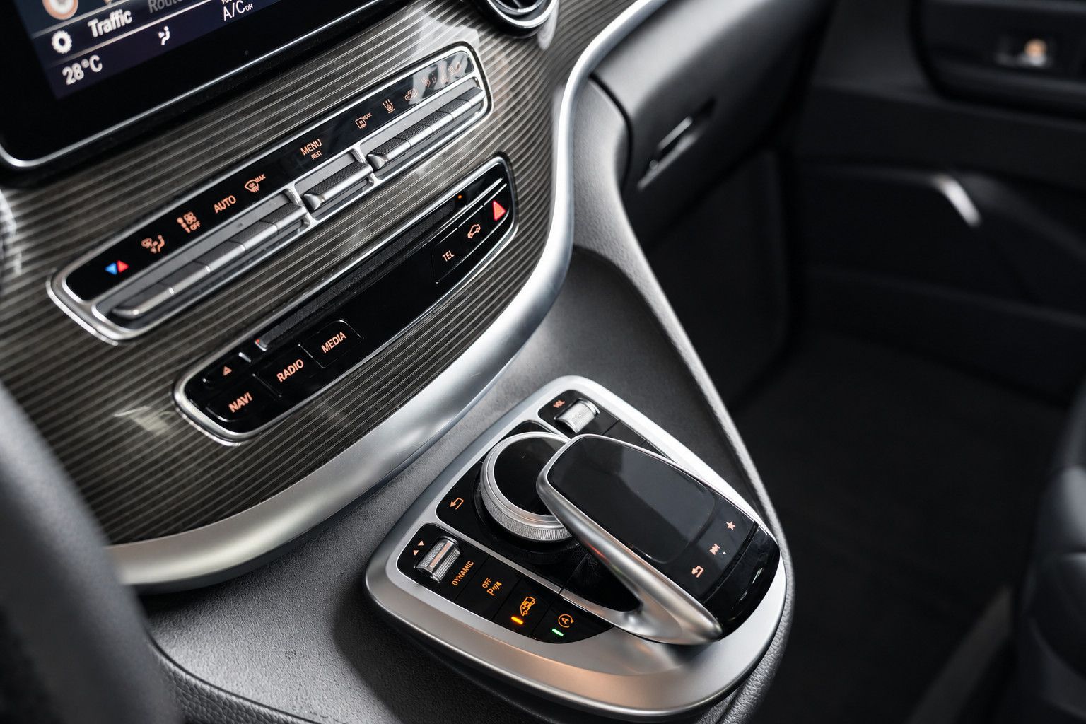 Fahrzeugabbildung Mercedes-Benz V 300d lang *Burmester*360°KAM*6-Sitz*SHZ*Navi