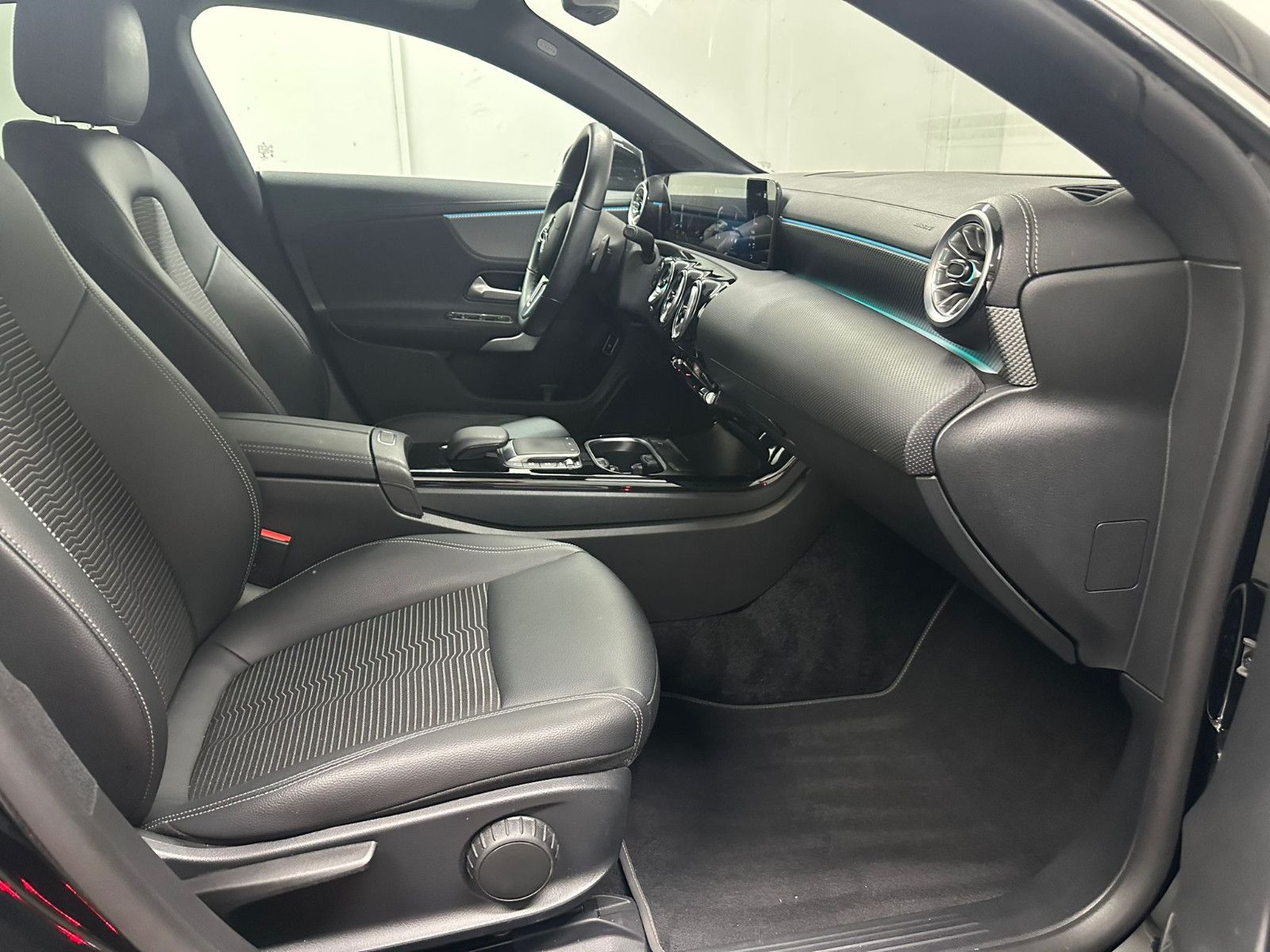 Fahrzeugabbildung Mercedes-Benz CLA 220 d DCT *Progressive*KAMERA*AMBILIGHT