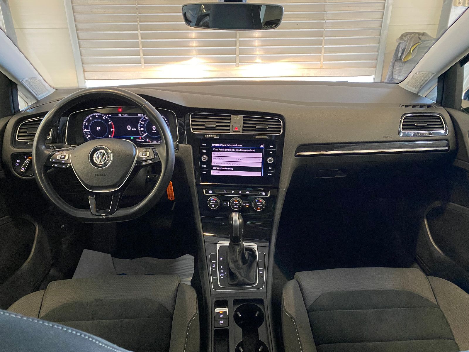 Fahrzeugabbildung Volkswagen Golf VII Lim. Highline DSG ACC Navi Pano Kam LED