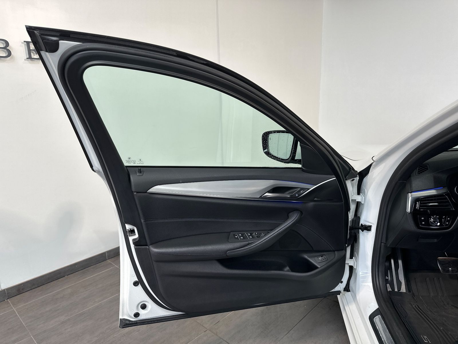 Fahrzeugabbildung BMW 520 d Touring xDrive M-Sport NAV+LED+SHZ+DA+EU6