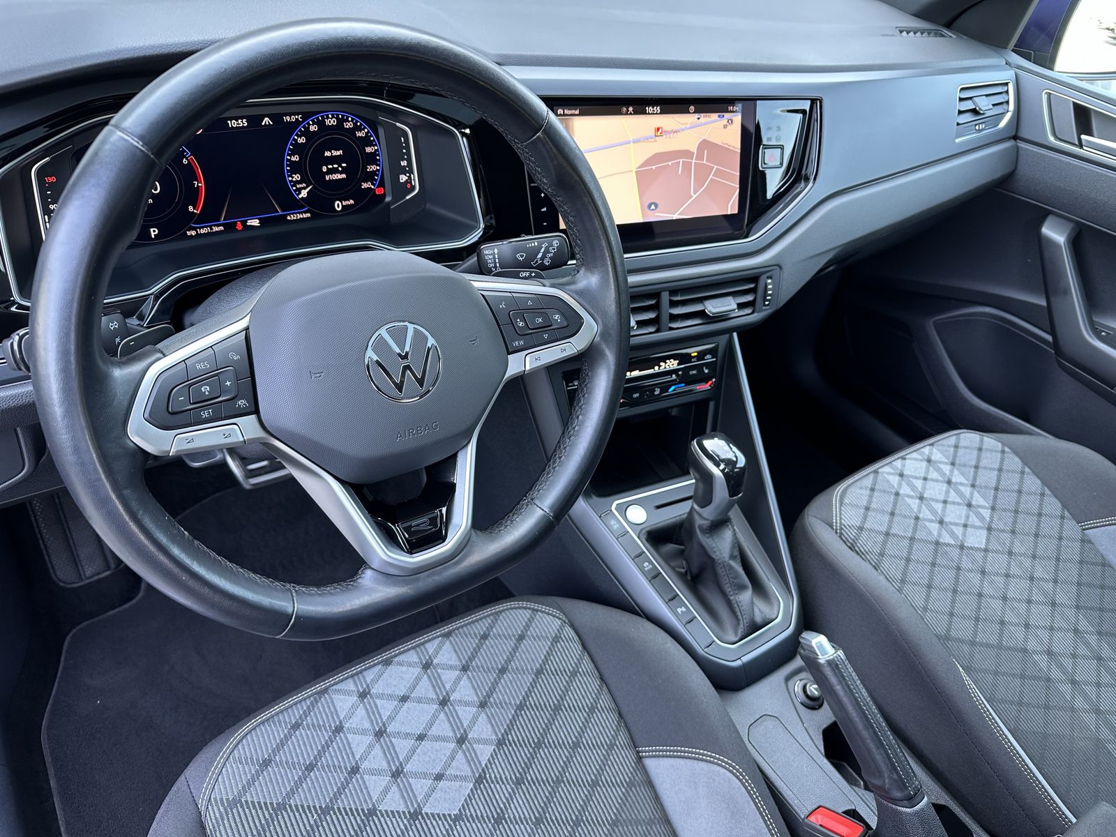 Fahrzeugabbildung Volkswagen Polo 1.0 TSI DSG R-Line NAV+LED+PANO+VCOCKPIT+PP