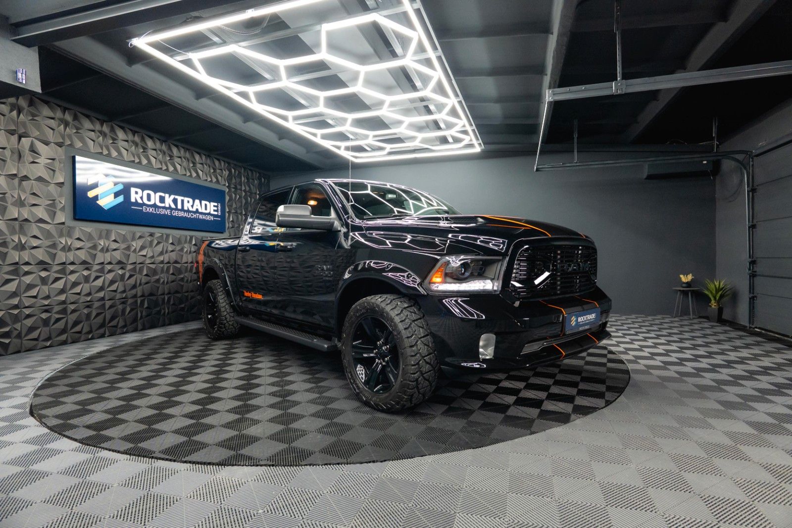 Fahrzeugabbildung Dodge RAM 5.7 V8 HEMI 4x4 OFFROAD Night HarleyDavidson
