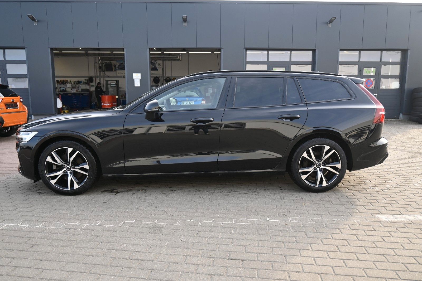 Fahrzeugabbildung Volvo V60 B4 DKG Plus Dark*FSHZG*H&K*360°*ACC*AHK