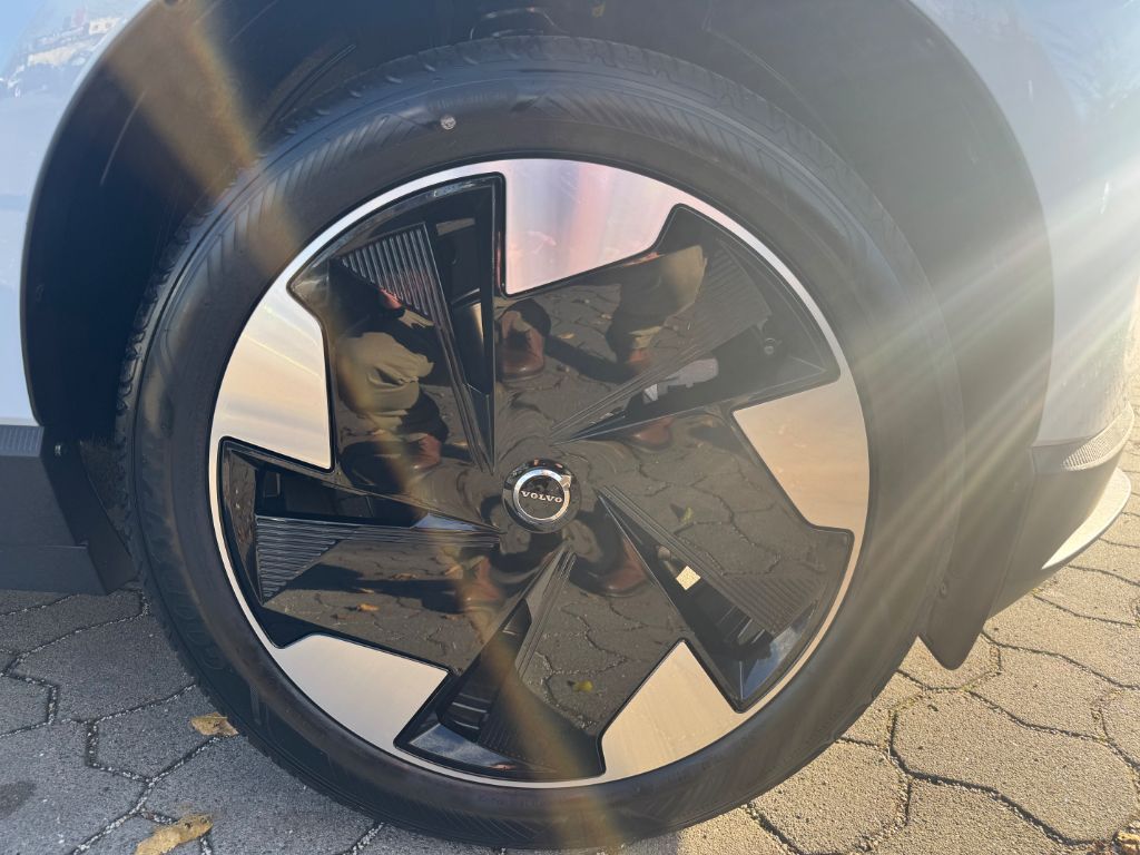 Fahrzeugabbildung Volvo EX30 Single M. Extended Range RWD Plus+SOFORT