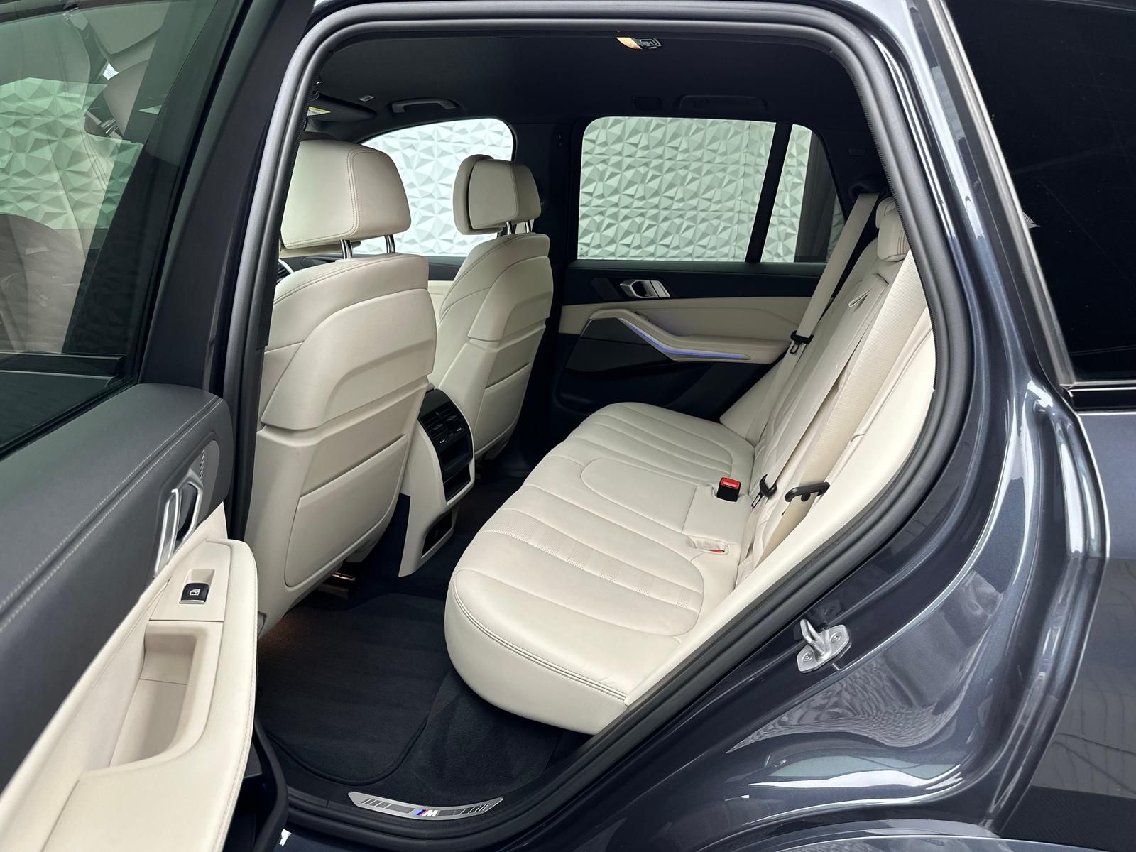 Fahrzeugabbildung BMW X5 30d M-PAKET/ACC/STHZG/H&K/AHK/HUD/INDIVIDUAL