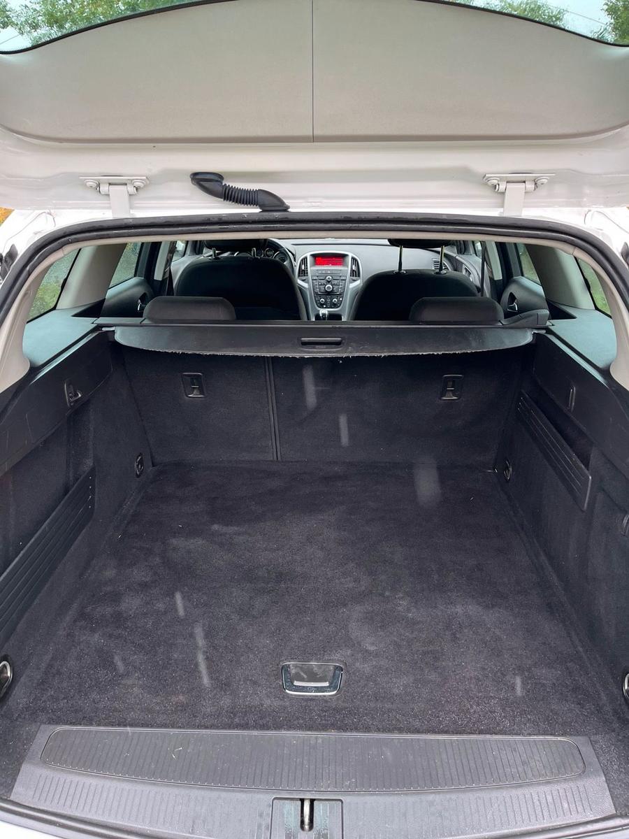 Opel Astra 2014 — interior