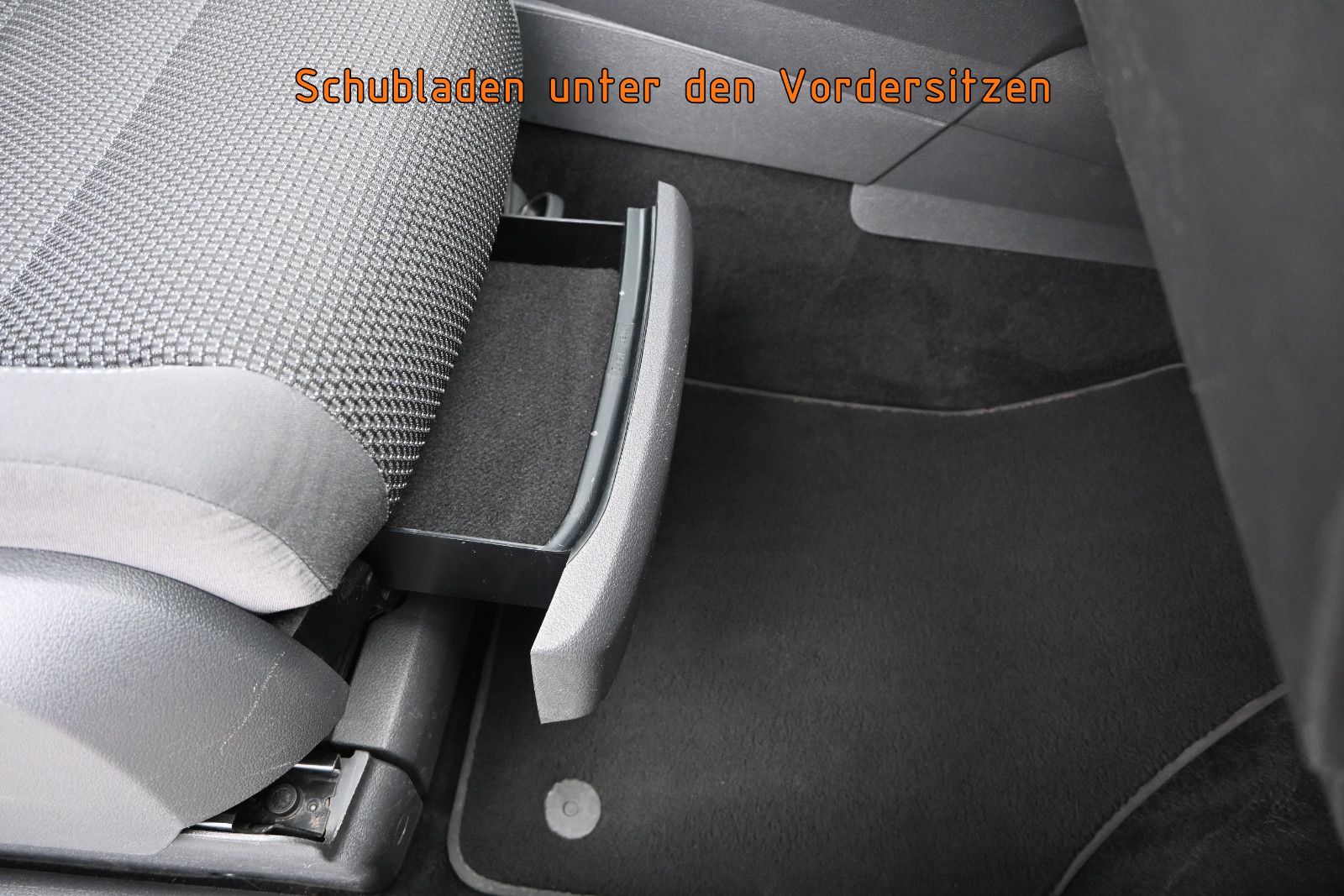 Fahrzeugabbildung Volkswagen Touran 1.6 TDI Comfortline °7-SITZE°KAMERA°02.28