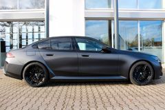 BMW M5/ BOWERS&WILKINS/ LED/ FROZEN BLACK/ M DRIVE BMW M5/ BOWERS&WILKINS/ LED/ FROZEN BLACK/ M DRIVE