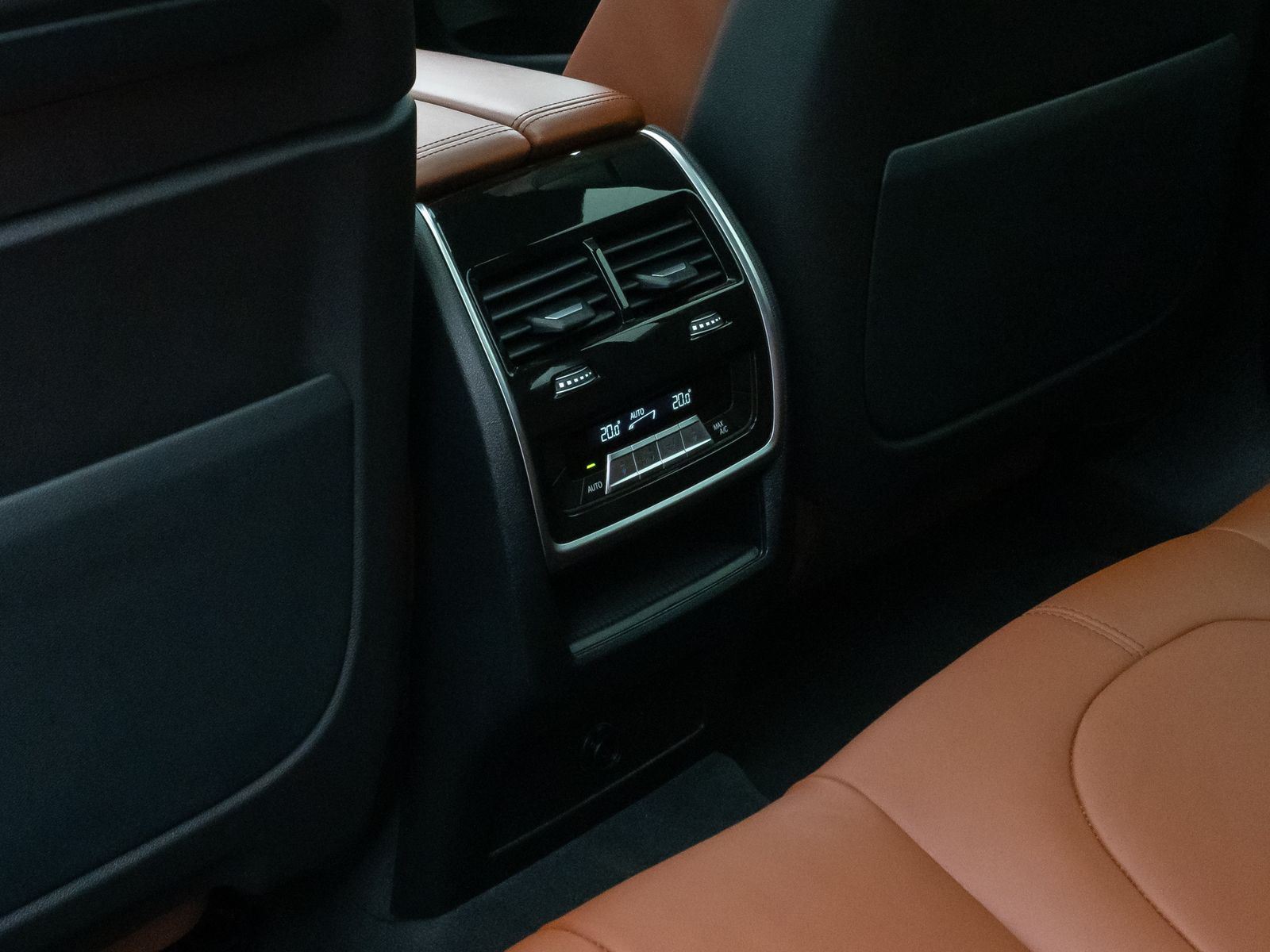 Fahrzeugabbildung BMW X6 M50i Panorama Laser 360°HUD DAB B&W AHK 22"