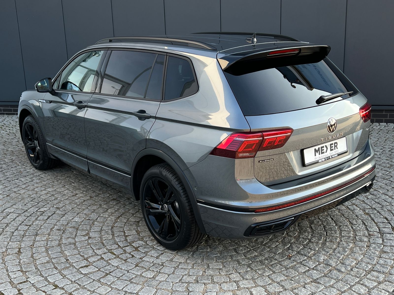 Fahrzeugabbildung Volkswagen Tiguan Allspace R-Line 2.0 TDI DSG 4MOTION *AHK,