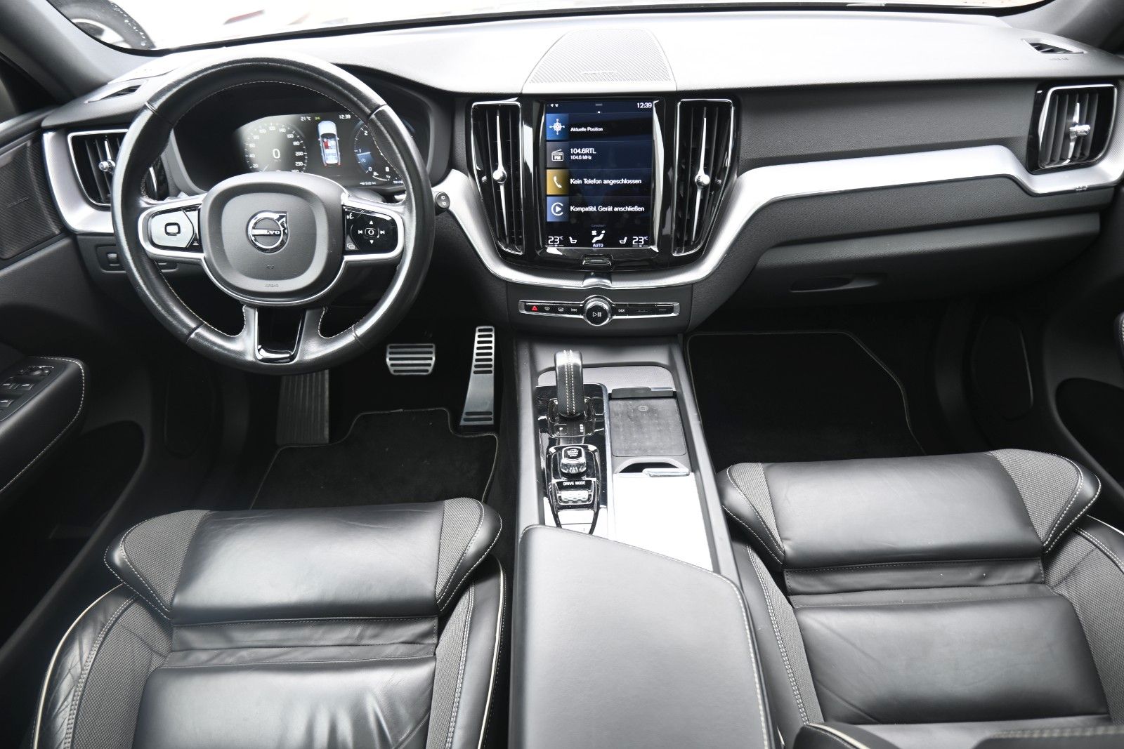 Fahrzeugabbildung Volvo XC60 B4 D AWD R Design*STDHZG*PANO*RFK*ACC