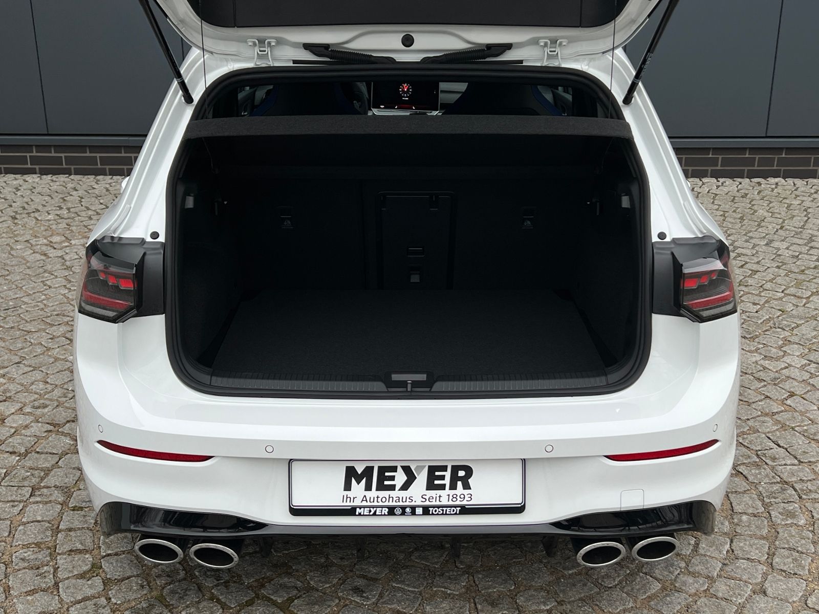 Fahrzeugabbildung Volkswagen Golf VIII R 2.0 TSI DSG 4MOTION *IQ.Light, Black