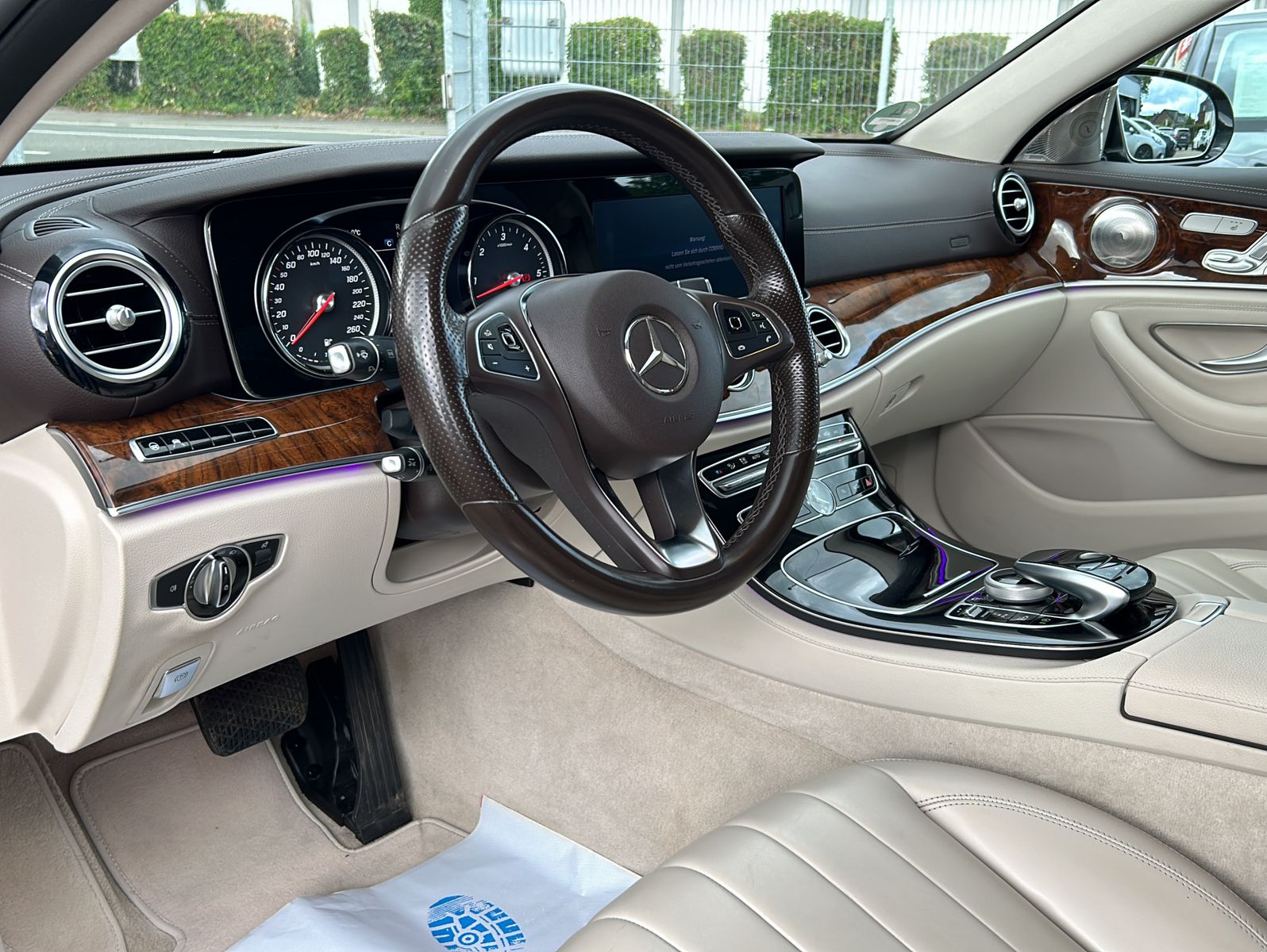 Fahrzeugabbildung Mercedes-Benz E 350d EXCLUSIVE