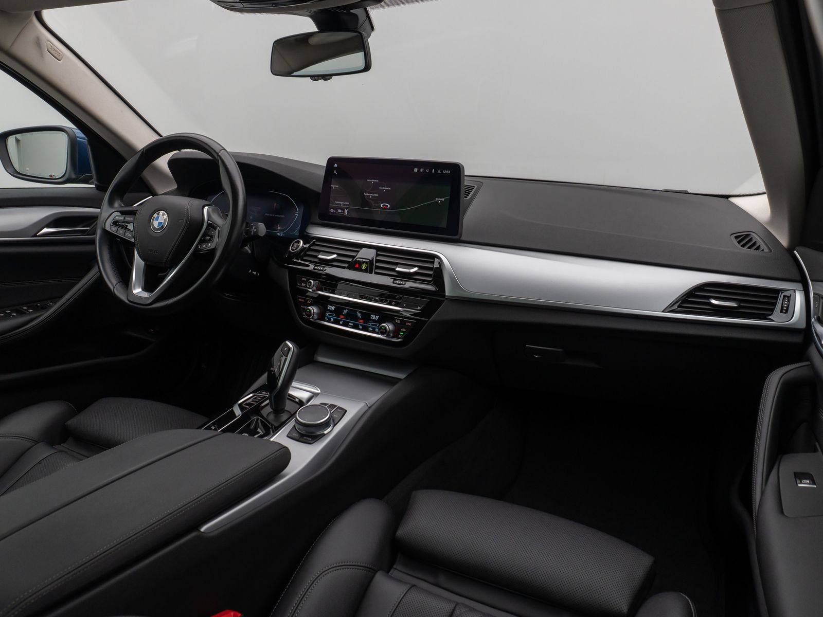Fahrzeugabbildung BMW 530d Panorama Kamera HUD DAB Alarm AHK Sport