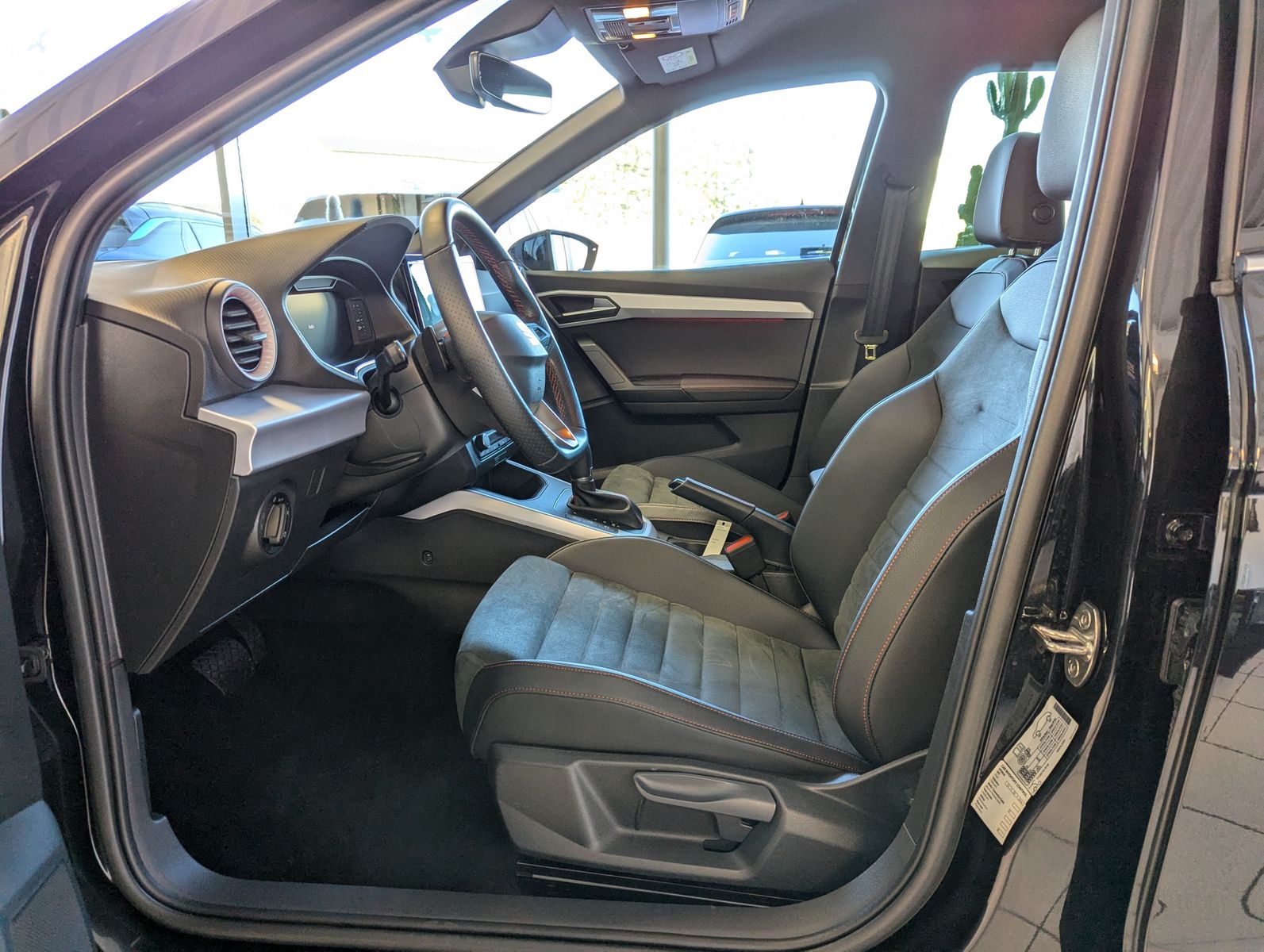 Fahrzeugabbildung SEAT Arona 1.5 TSI DSG FR LED ACC Cam Dinamica AHK 18