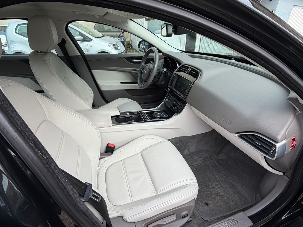 Jaguar XE 20d 180PS Automatik*Leder*Navi*Xenon