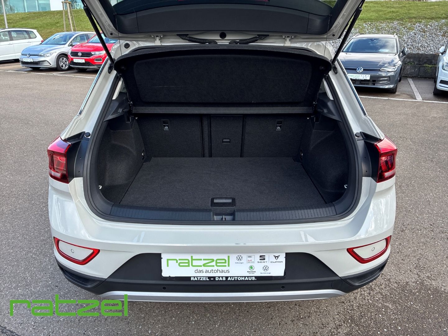 Fahrzeugabbildung Volkswagen T-Roc 1.5 TSI Life Digitales Cockpit LED DAB SHZ