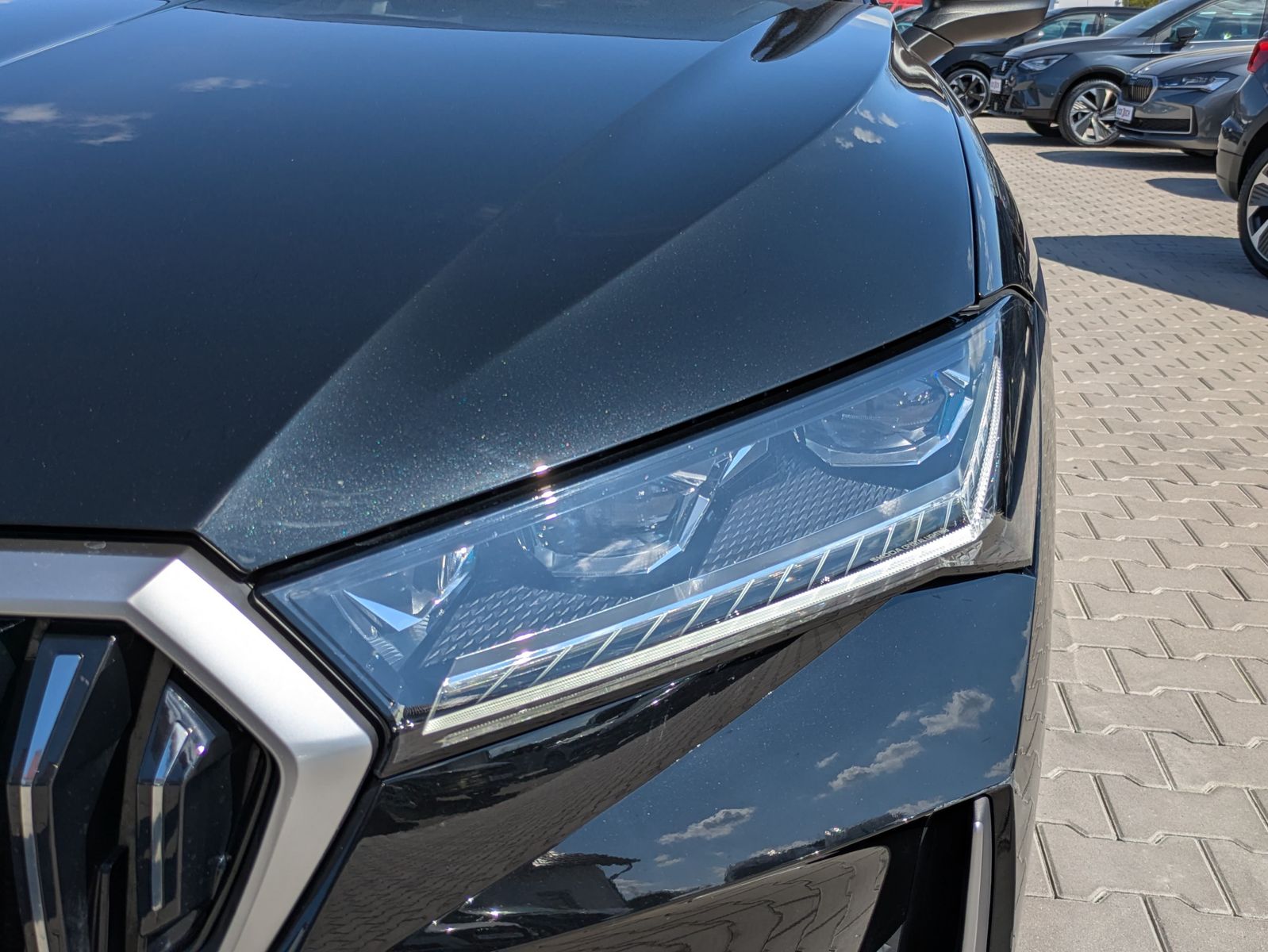 Fahrzeugabbildung SKODA Superb 2.0 TDI 4x4 Selection MATRIX*AHK*PANO*19"