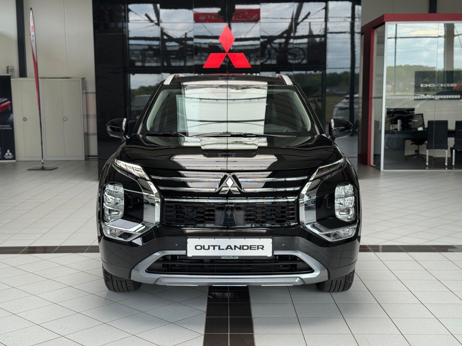 Fahrzeugabbildung Mitsubishi Plug-in Hybrid Outlander Intro Edition