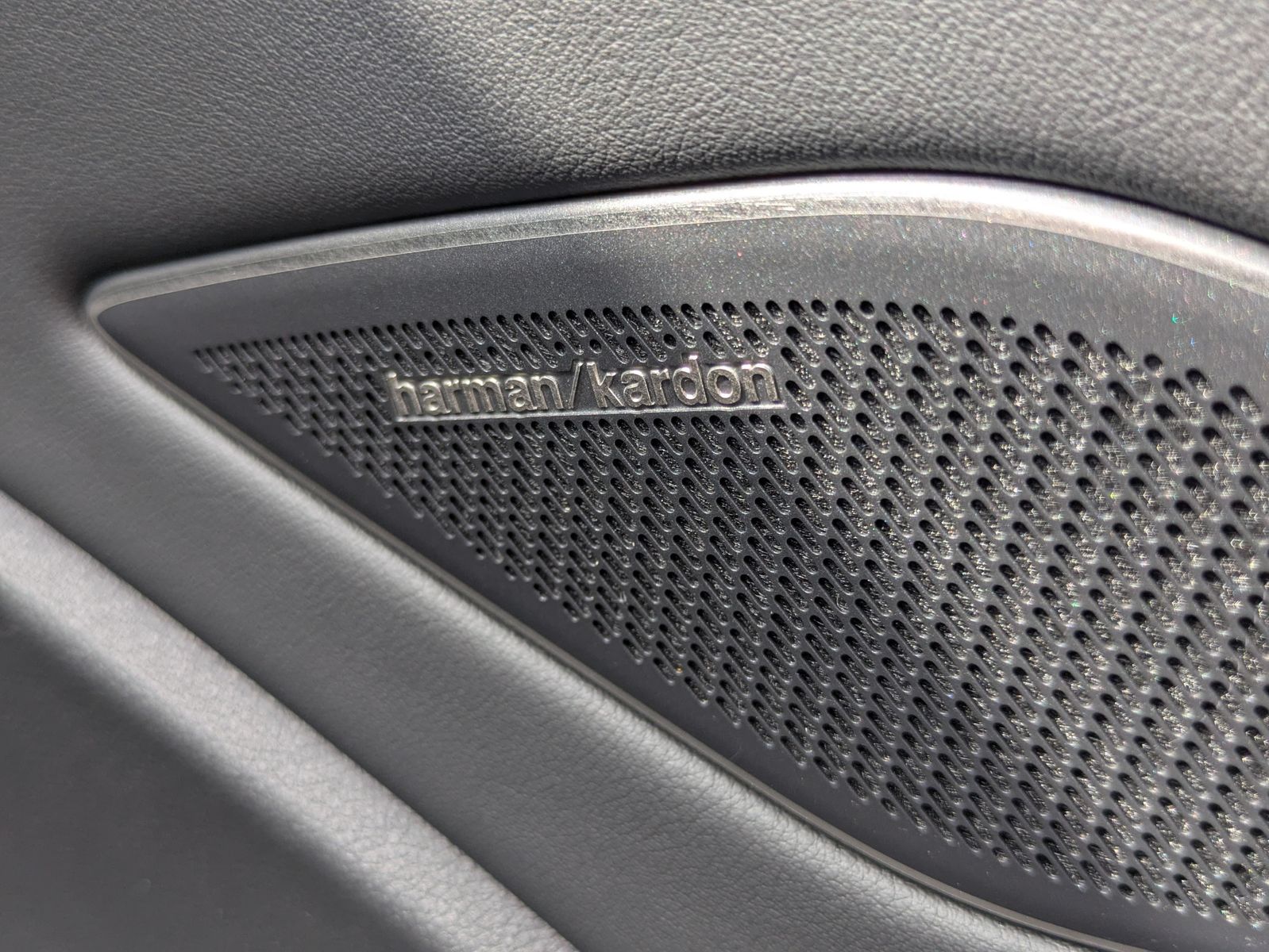 Fahrzeugabbildung Volkswagen Tiguan 2.0 TDI 4M R-Line PANO*H&K*AHK*MATRIX*20"