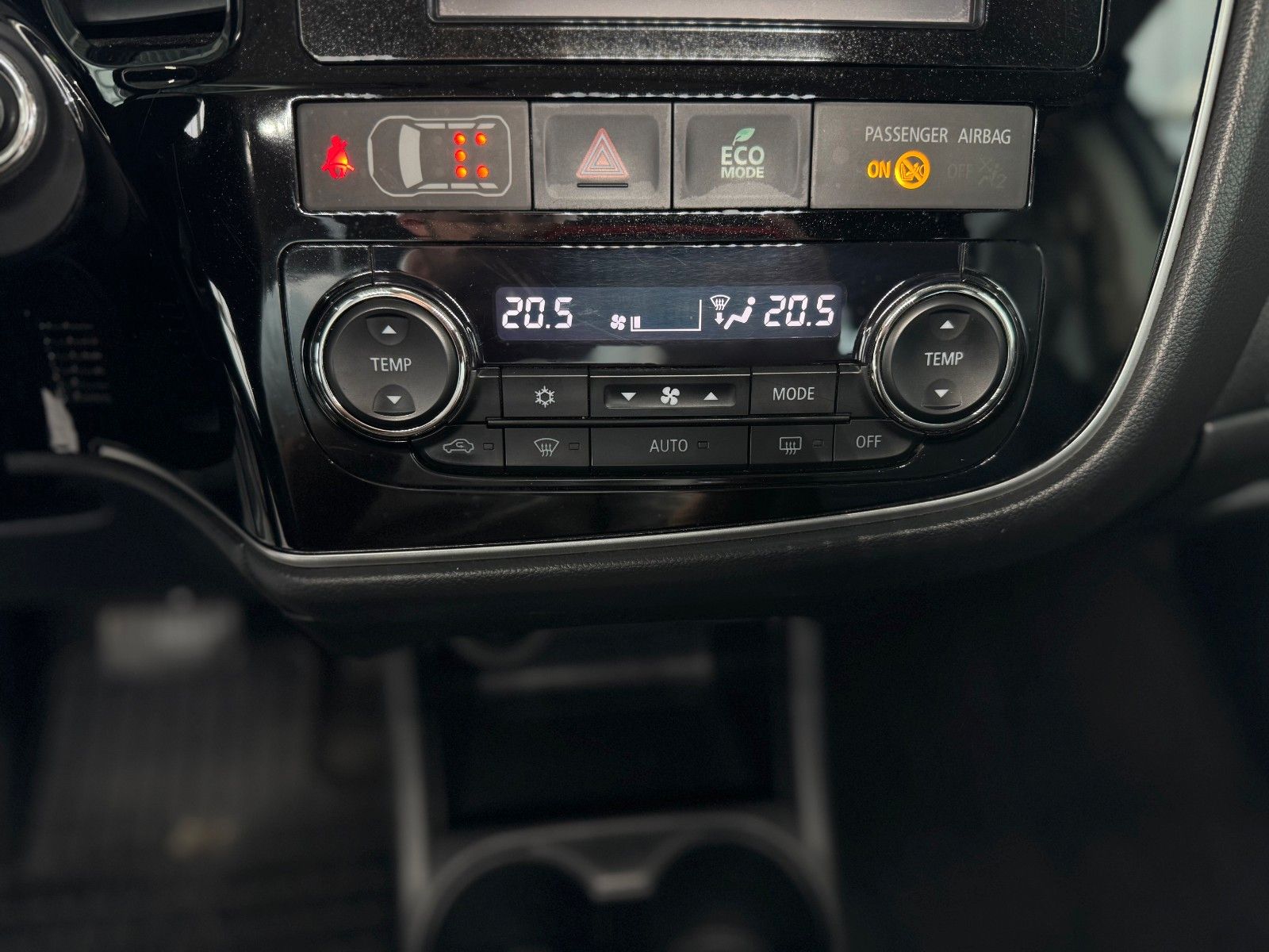 Fahrzeugabbildung Mitsubishi Outlander 2.2 DI-D Plus 4WD  NUR HÄNDLER/GEWERBE