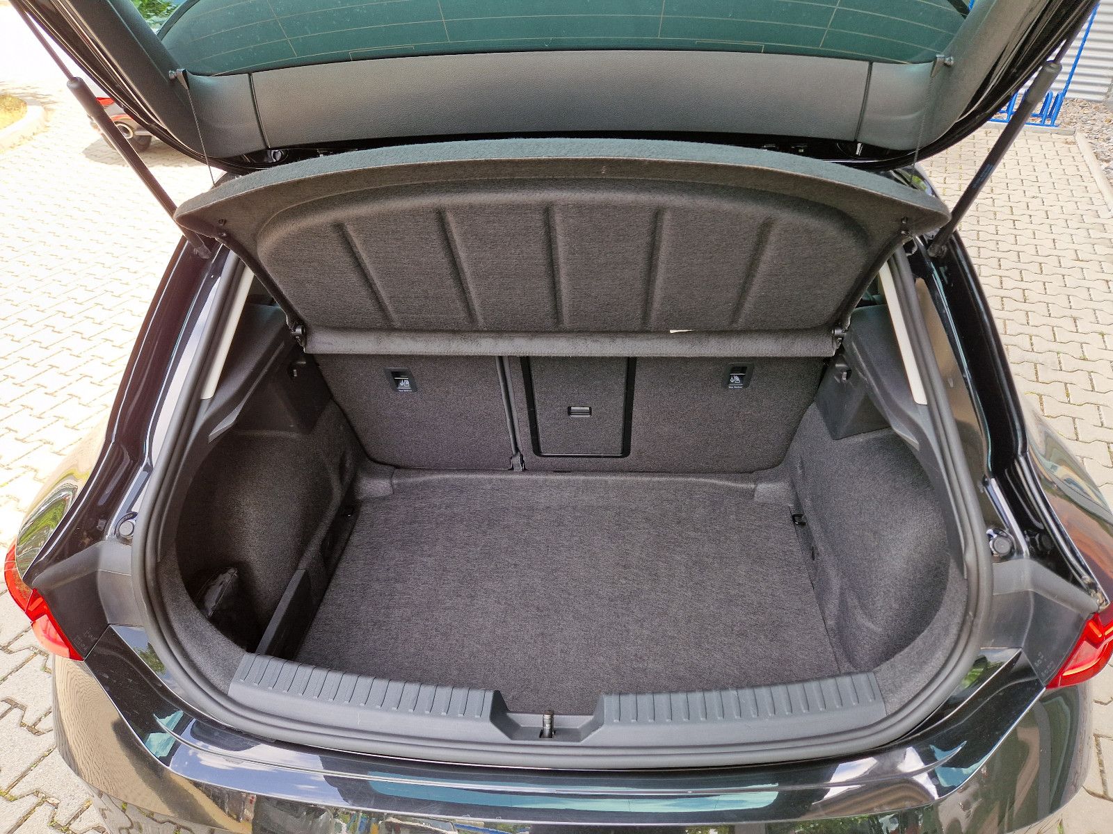 Fahrzeugabbildung SEAT Leon 1.5 TSI DSG Xcellence NAVI LED