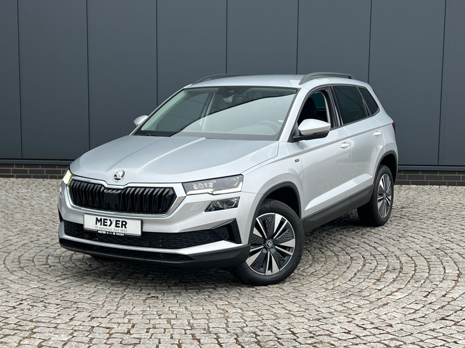 Fahrzeugabbildung SKODA Karoq Tour 1.5 TSI DSG *AHK, 17" LM-Felge, Navi,
