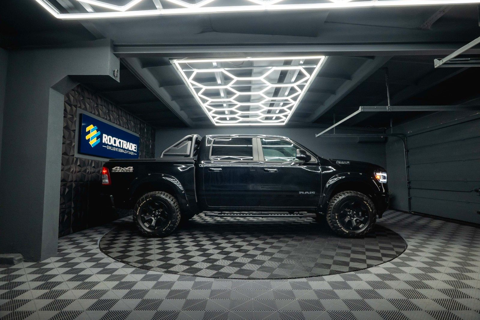 Fahrzeugabbildung Dodge RAM 5.7 V8 HEMI 4x4 OFFROAD Night-Paket *LED*