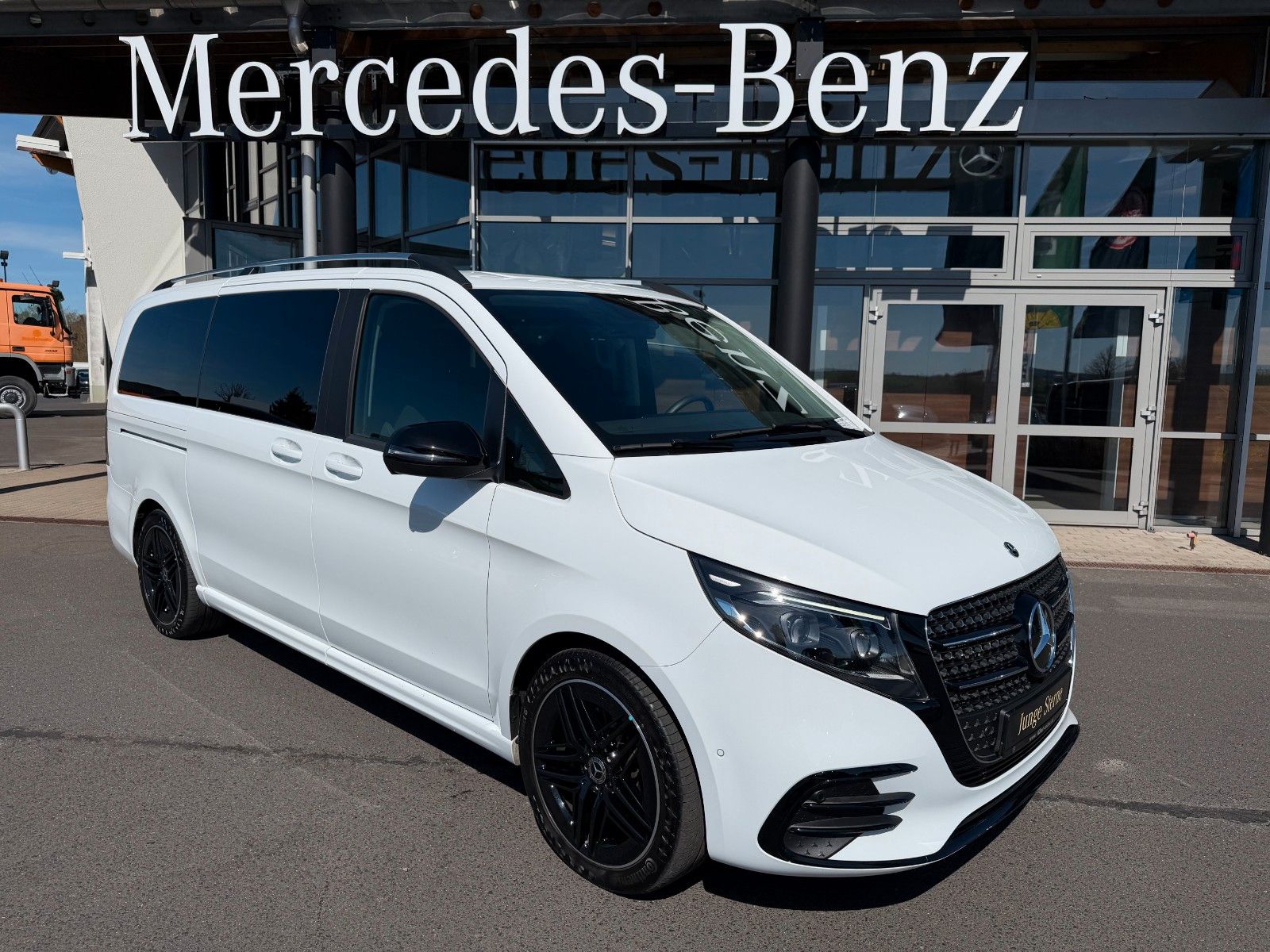 Fahrzeugabbildung Mercedes-Benz V 220 d STYLE AMG DISTRONIC AHK2,5to NIGHT Liege