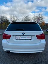 BMW 320 Baureihe 3 Touring 320i*TEMPOMAT*XENON*PDC* - BMW 320 aus 2012: 320i