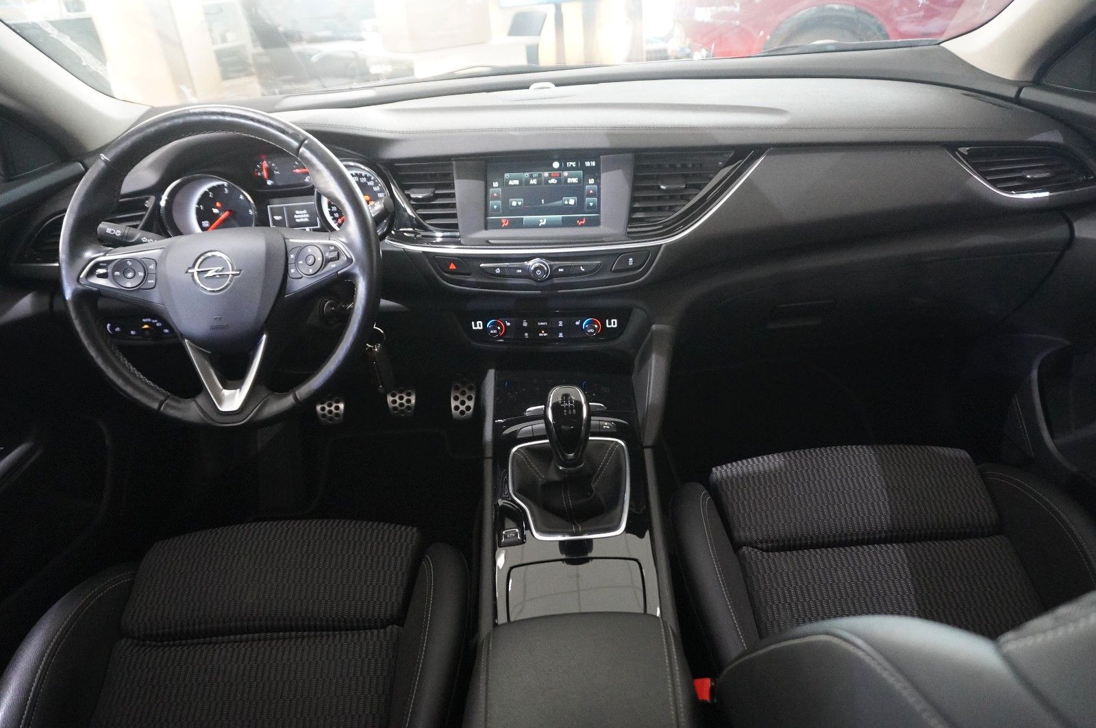 Fahrzeugabbildung Opel Insignia B ST 2.0D DYNAMIC 4X4 NAVI/LED/SHZ/AHK