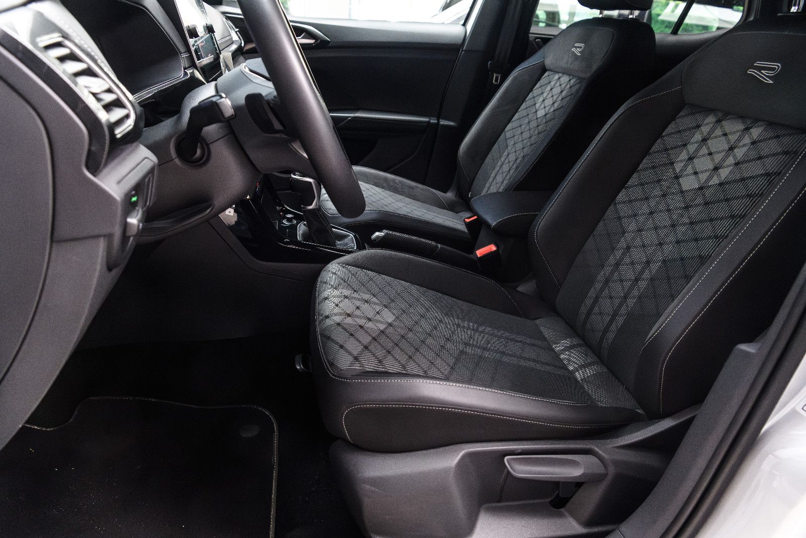 Fahrzeugabbildung Volkswagen T-Cross 1.5 TSI R-Line+LED+IQ+TOTWINKEL+ACC+AHK