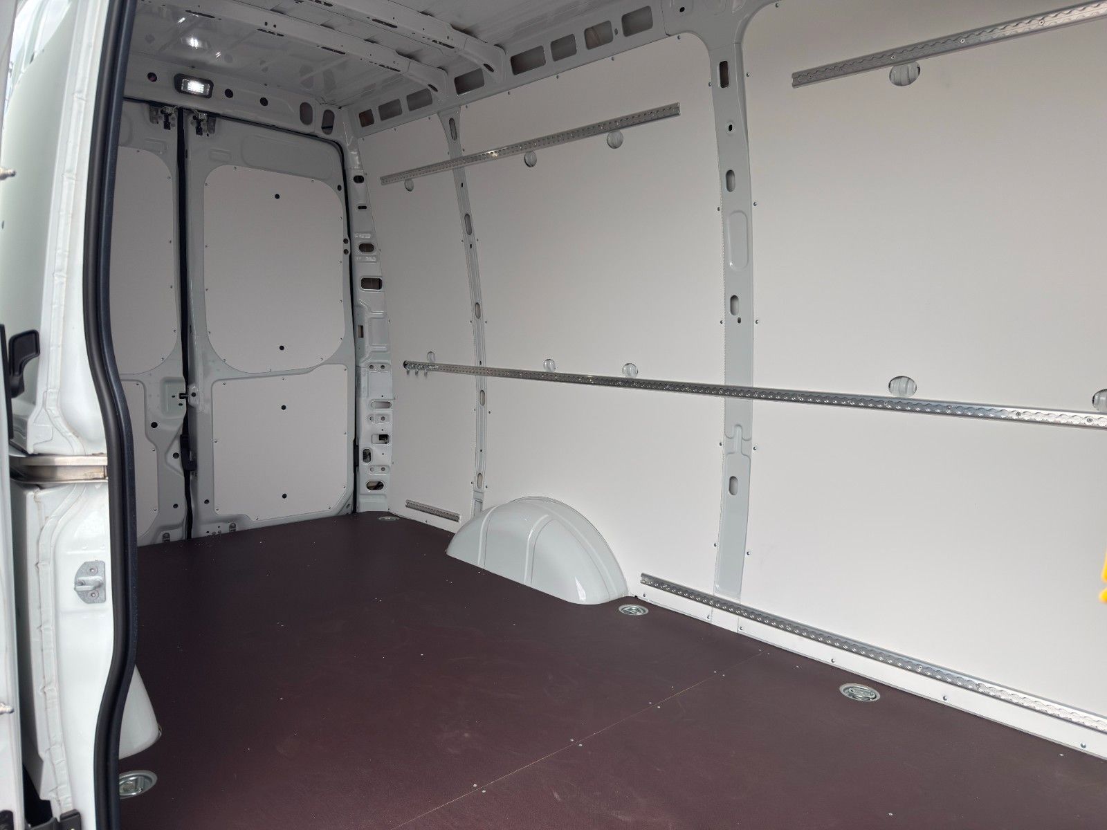 Fahrzeugabbildung Iveco Daily 35S14B V Airlineschienensystem *AHK 3,5 t*