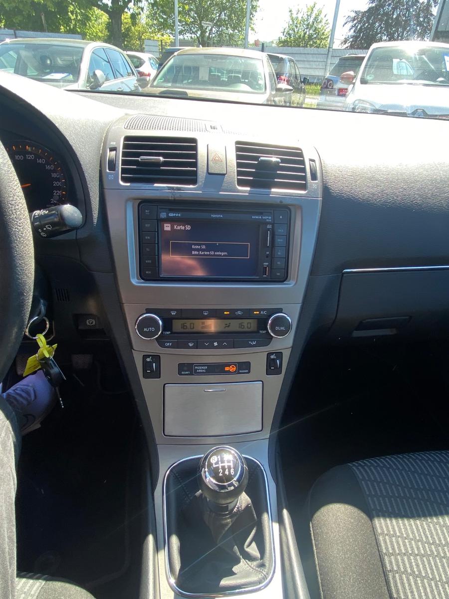 Toyota Avensis 2011 — photo 36