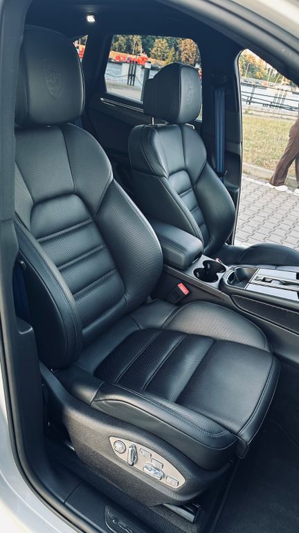 PORSCHE Macan 2024