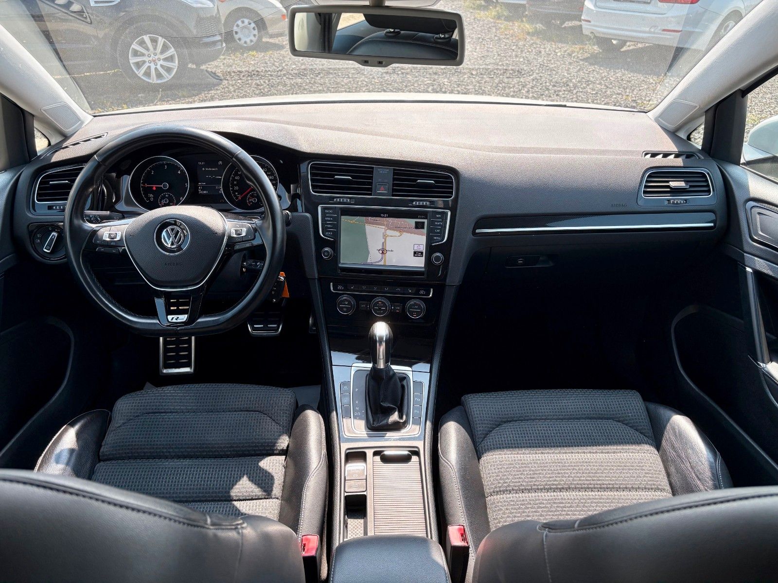 Fahrzeugabbildung Volkswagen Golf VII 2.0 TDI HIGHLINE Navi Xenon Leder SPORT