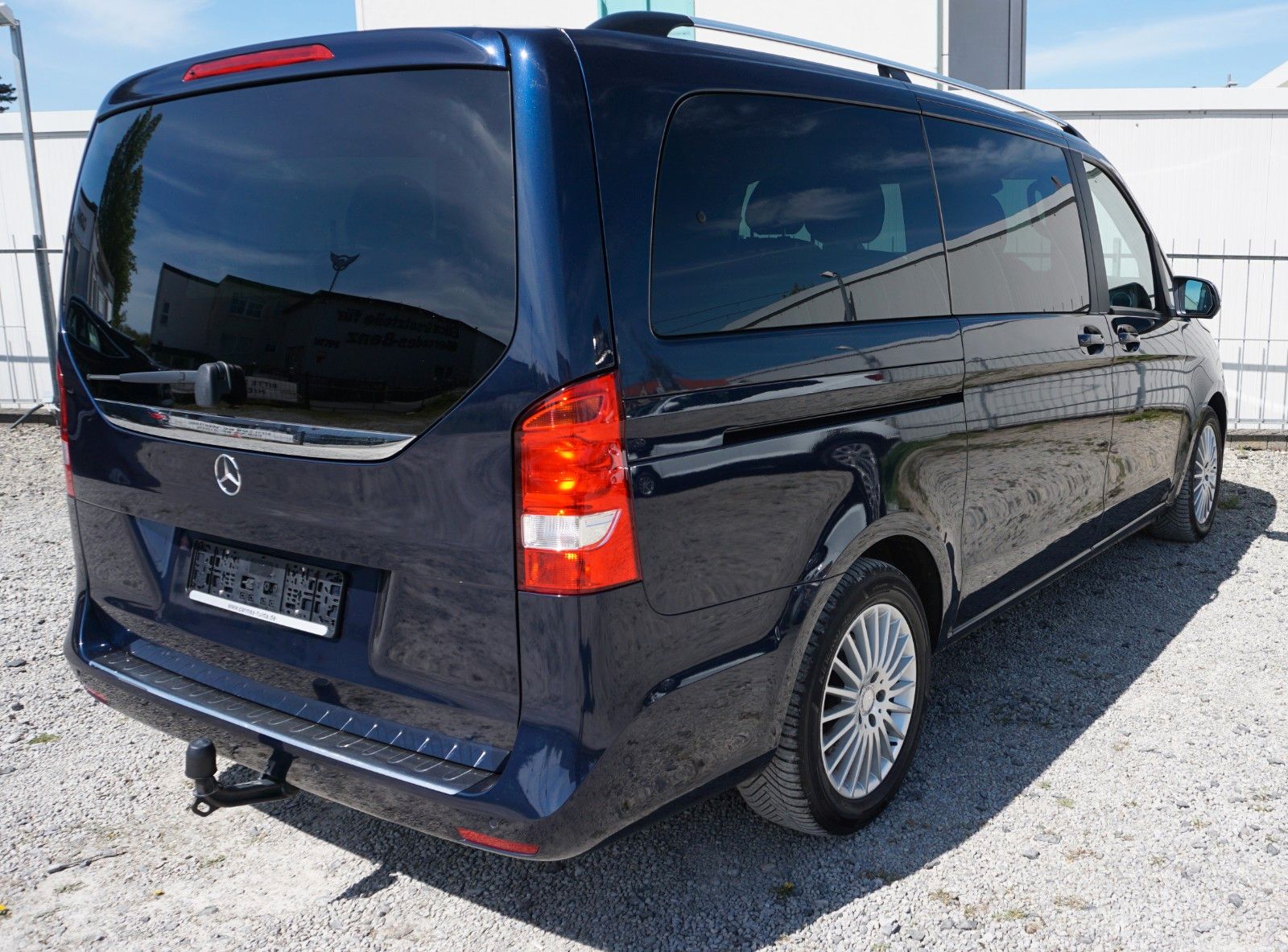 Fahrzeugabbildung Mercedes-Benz V 220d EDITION lang  7 Sitze,Navi,AHK,SR+WR