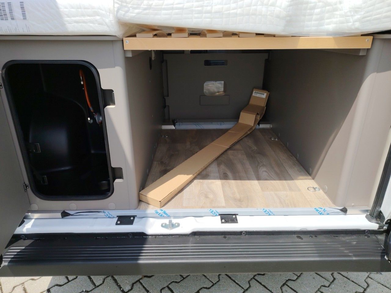 Fahrzeugabbildung LMC Innovan 603 Edition 70 Jahre Markise