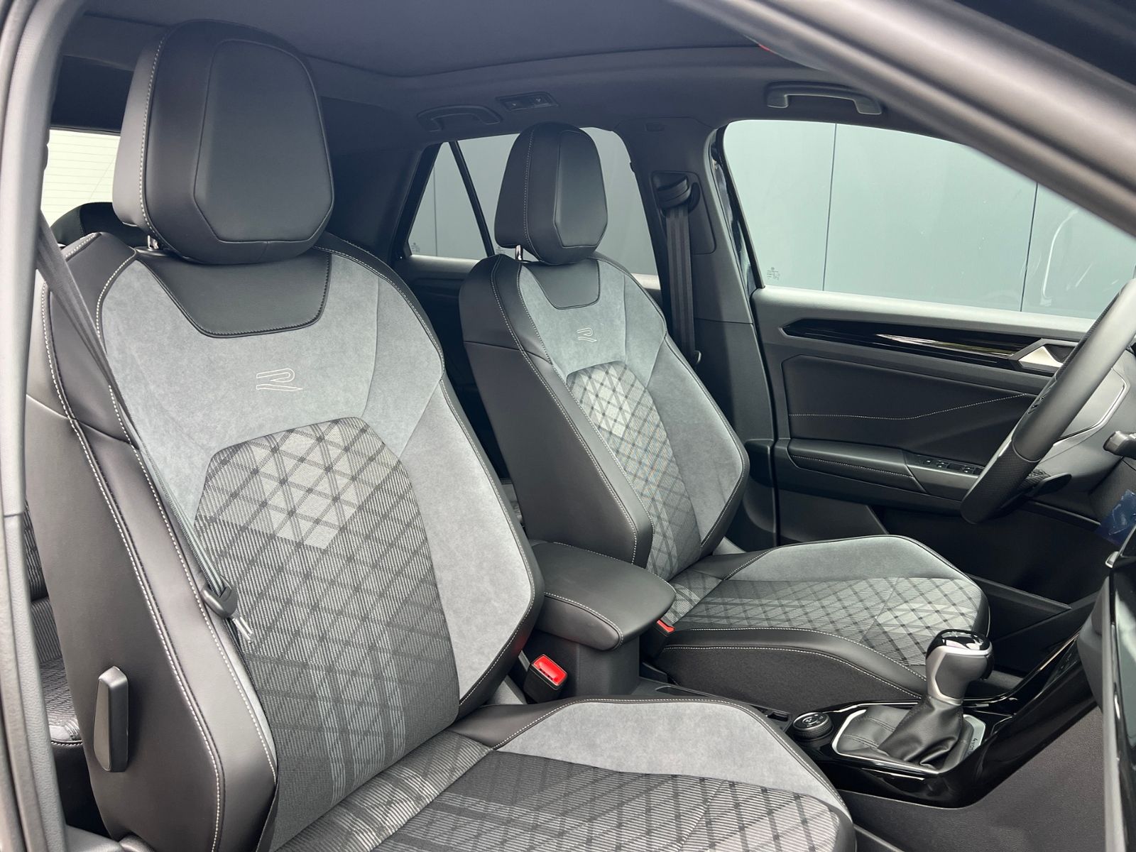 Fahrzeugabbildung Volkswagen T-Roc R-Line 2.0 TSI DSG 4MOTION *AHK, IQ.Light,