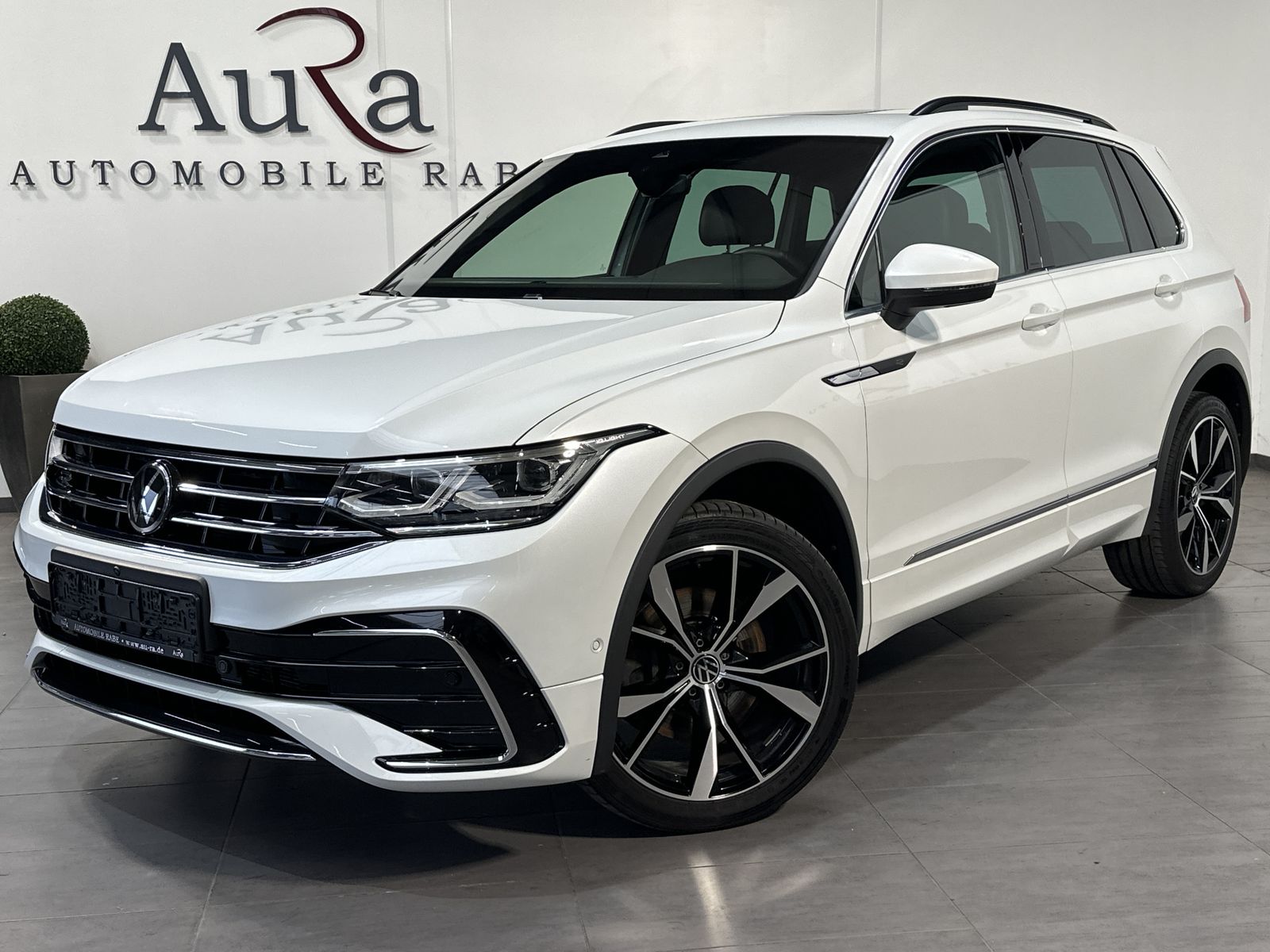 Fahrzeugabbildung Volkswagen Tiguan R-Line 4M NAV+IQ-LIGHT+PANO+20ZO+360°+ACC