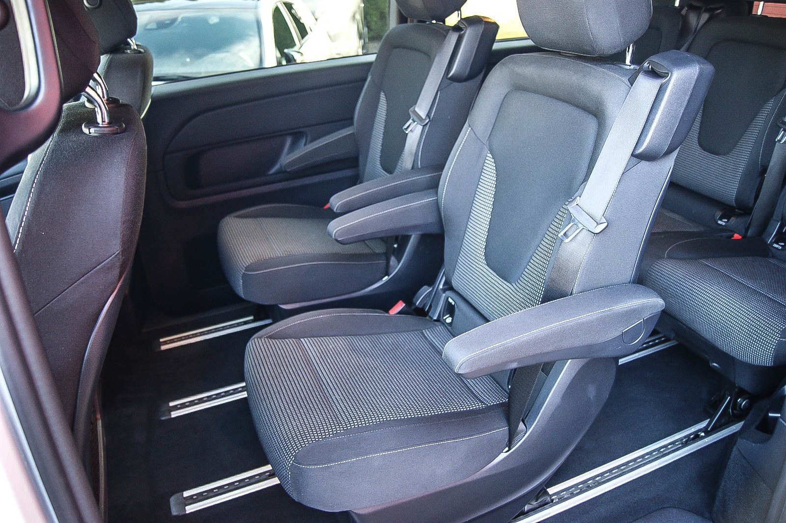 Fahrzeugabbildung Mercedes-Benz V 250 d EDITION AMG MBUX 7-SITZE IQ-LED KAMERA