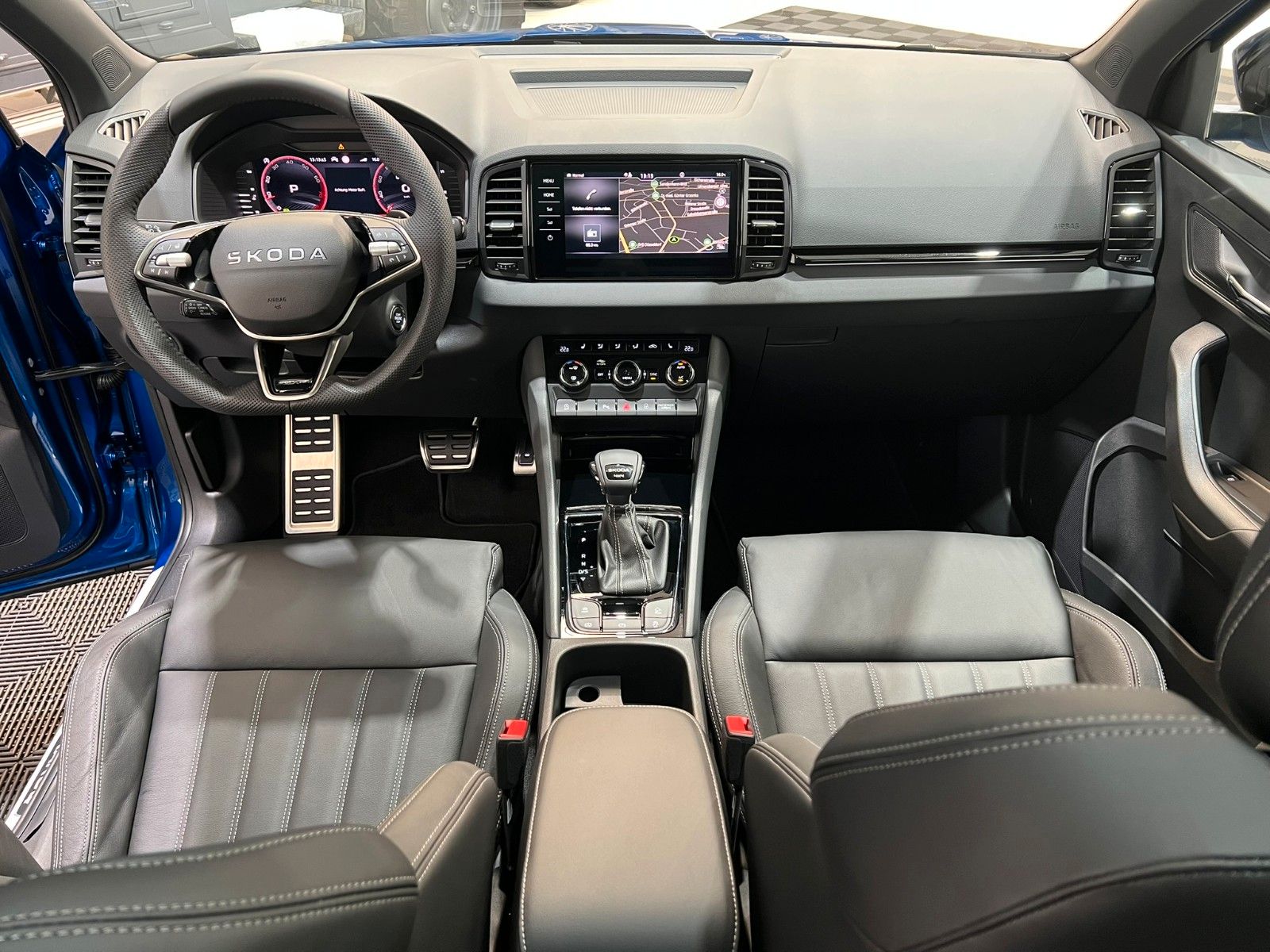 Fahrzeugabbildung SKODA Karoq Sportline 4x4 -Leder - AHK - Pano - Rfk