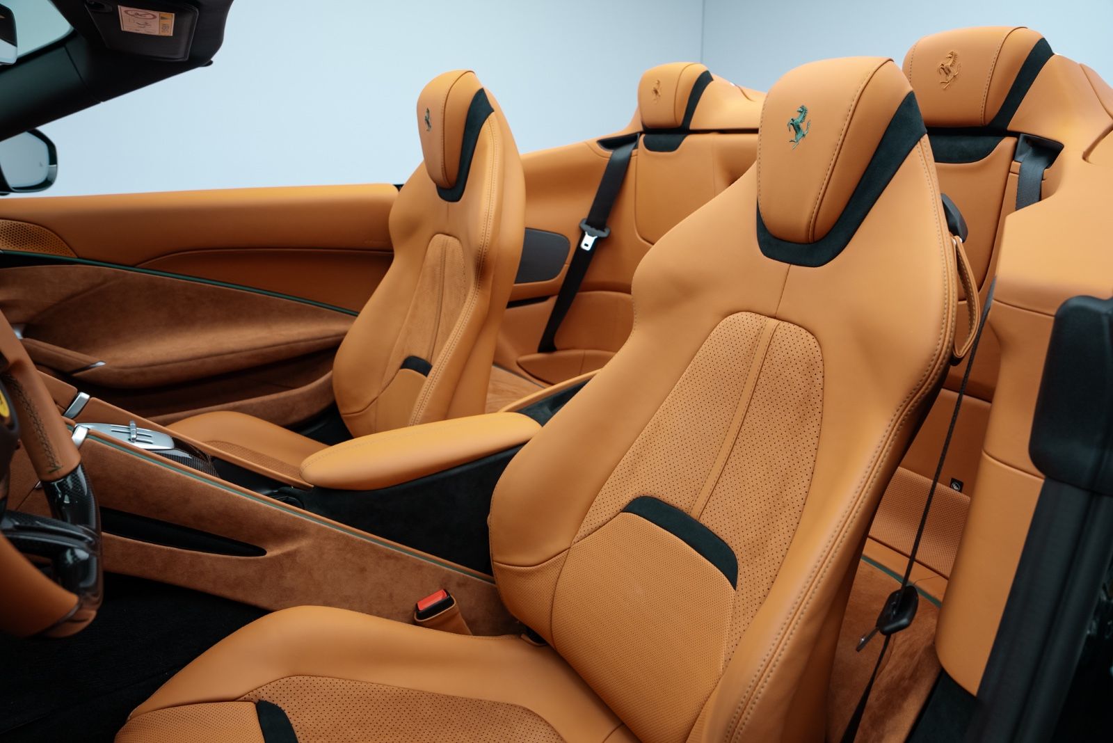 Fahrzeugabbildung Ferrari Roma Spider CARBON/SURROUND/HISTORICAL COLOUR