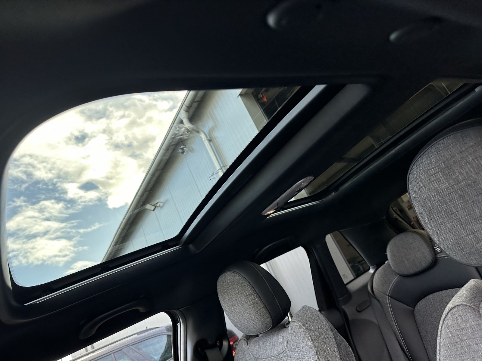 Fahrzeugabbildung MINI Cooper 5-Türer Classic Trim NAV+LED+PANO+KAM+ACC