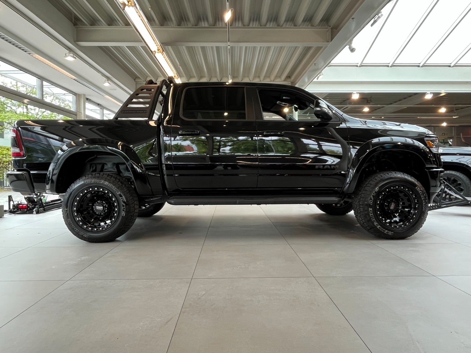 Fahrzeugabbildung Dodge RAM 1500 Crew Cab Laramie LPG "Shadow Warrior"