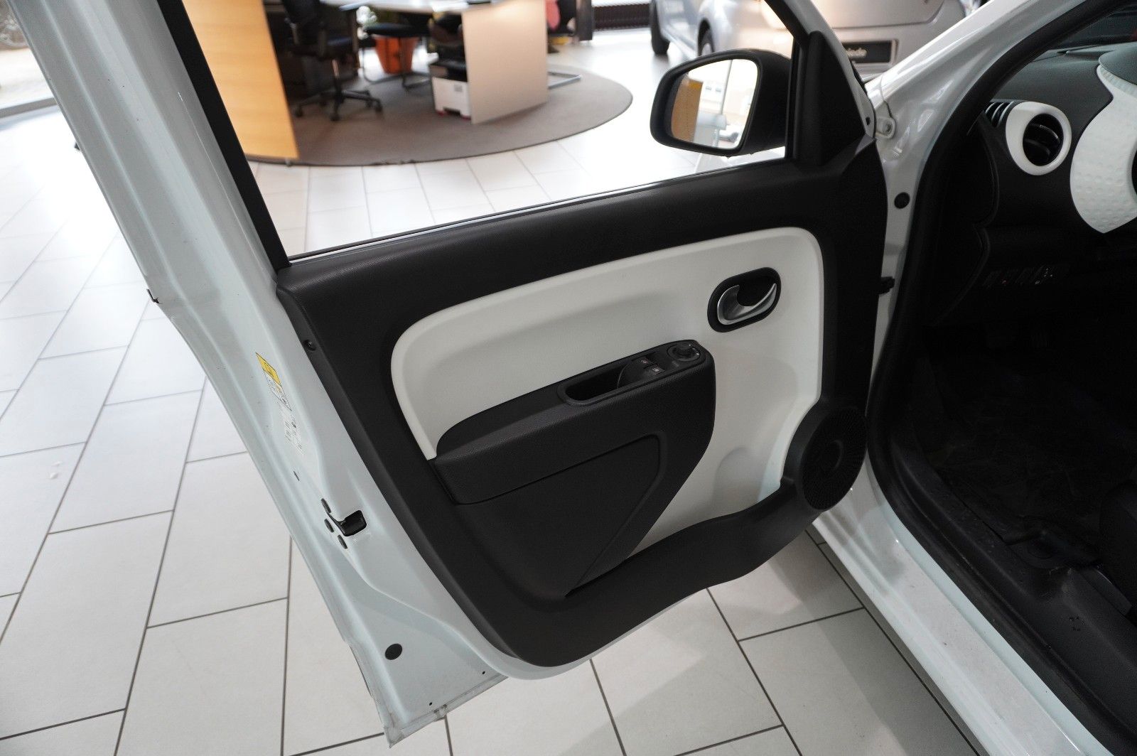 Fahrzeugabbildung Renault Twingo Equilibre Electric 22KWH NAVI/LED/DAB+