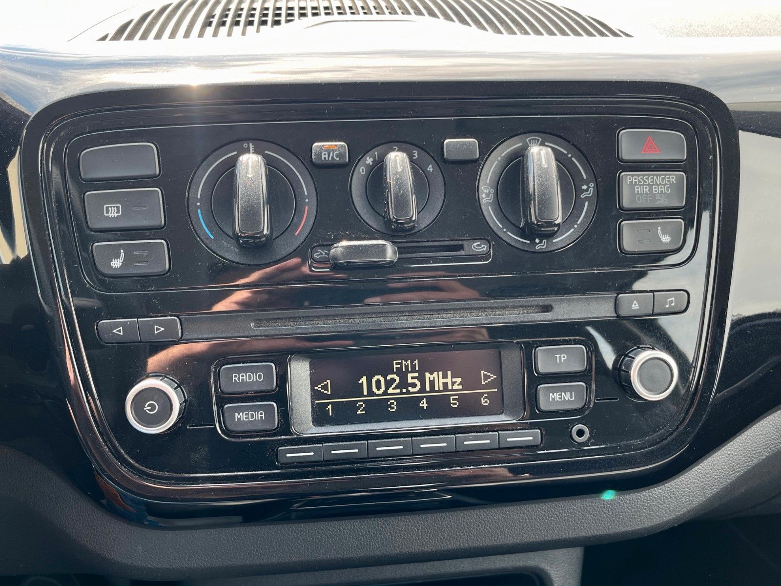 Fahrzeugabbildung Volkswagen up! 1.0 move Aut. Klima Sitzhzg SCHECKHEFT 2.HD