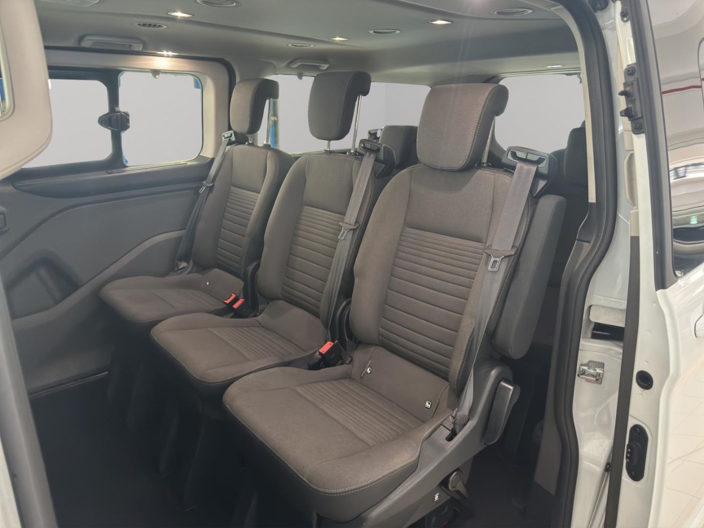 Fahrzeugabbildung Ford Tourneo Custom Transit Kombi 320 L2 Titanium