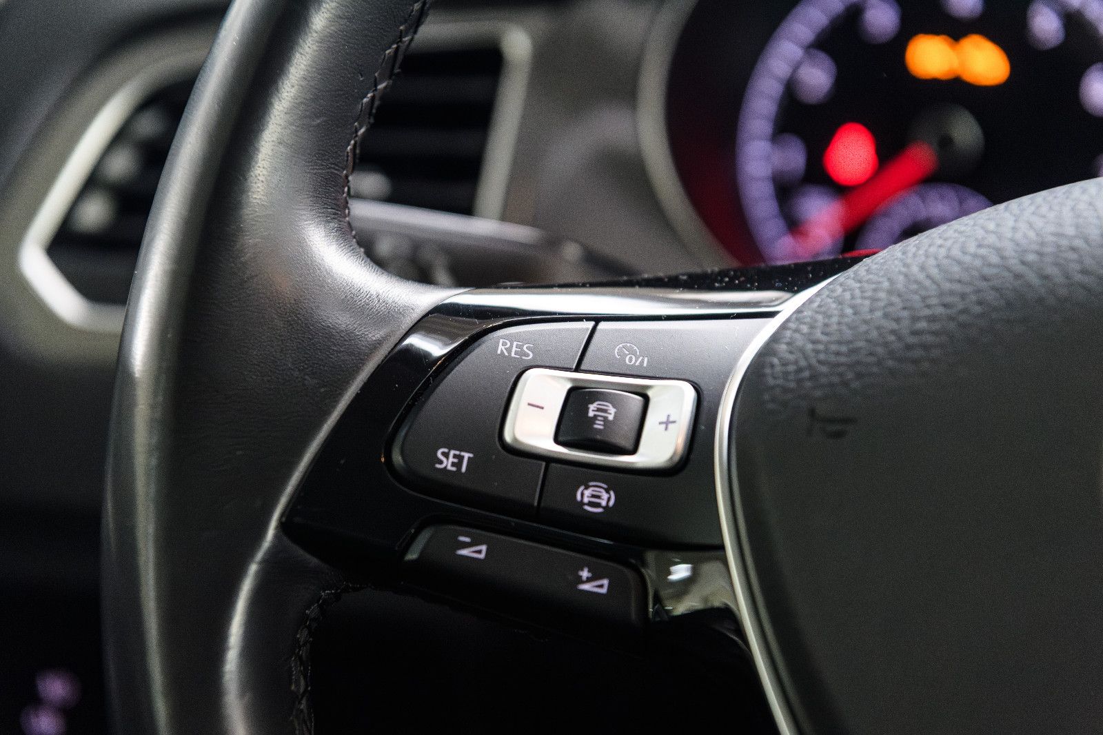 Fahrzeugabbildung Volkswagen Golf Sportsvan+LED+AHK+GJR+SHZ+NAVI+KAMERA