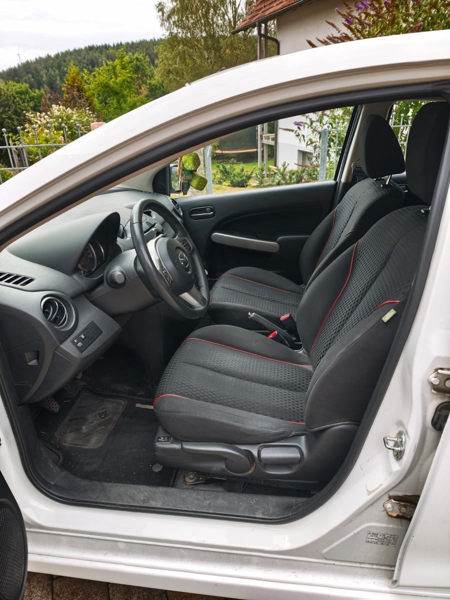 Mazda 2 1.5 MZR Sports-Line weiß / 1. Hand / TÜV neu 
